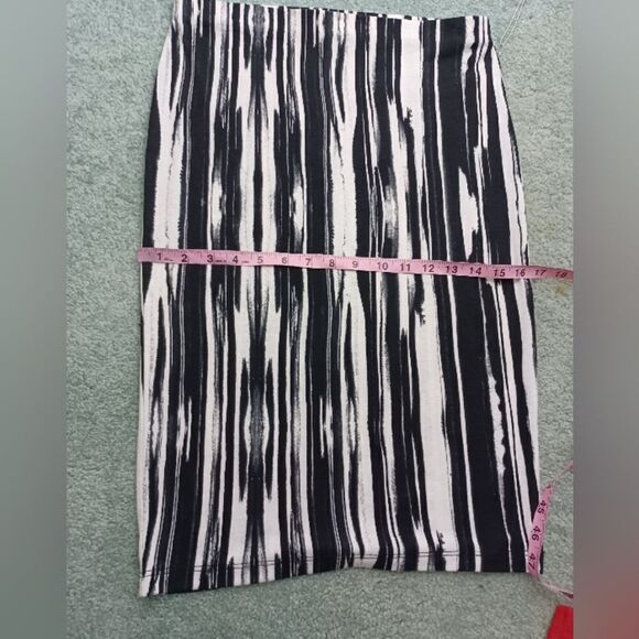 ‼️final must bundle‼️ NWT Striped Abstract Patterned Skirt Elegant Casual - Picture 8 of 9